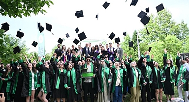 Kartepe Belediye Başkanı Av.M.Mustafa Kocaman, Kocaeli Üniversitesi Turizm Fakültesi'nin 2023-2024 Akademik Yılı mezuniyet törenine katıldı. Mezuniyet heyecanının yaşandığı törende, 109 öğrenci mezun oldu