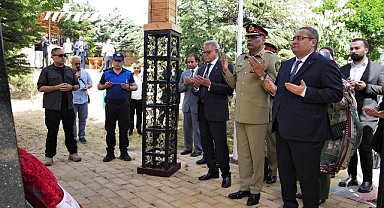 Keçiören Belediye Başkanı Dr. Mesut Özarslan’ın ev sahipliğinde Keçiören’deki Peşaver Şehitleri Anıtı’nı ziyaret etti