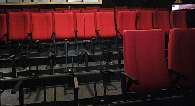 Kemer Belediye Başkanı Necati Topaloğlu Sinema ve tiyatro salonunda koltuklar döşeniyor