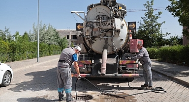 Kurban Bayramı tatilinde birçok birimi ile görevde olacak olan Nevşehir Belediyesi, bayram öncesinde mahallelerde temizlik çalışmalarına aralıksız devam ediyor