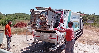 Kurban Bayramı tatilinde ziyaretçi akınına uğrayan Ayvalık’ta Temizlik İşleri Müdürlüğü ekipleri, üç vardiya halinde 24 saat mesai yaparak tonlarca çöp topladı