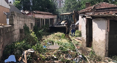 Lüleburgaz'da metruk binaların yıkımı sürüyor
