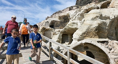 Nevşehir 75. Yıl İlkokulu öğrencileri, Nevşehir Belediyesi tarafından turizme kazandırılan tarihi Kayaşehir’i gezdi.