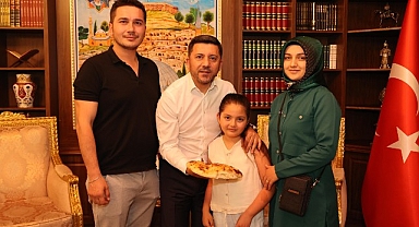 Nevşehir Belediye başkanı Rasim Arı, bugün çok sayıda esnaf, genç ve vatandaşı konuk ederek hem talep ve önerilerini dinledi hem de istişarelerde bulundu