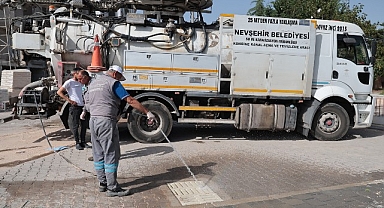 Nevşehir Belediyesi ekipleri, bayram öncesi temizlik çalışmalarını tüm mahallelerde yoğun bir şekilde sürdürüyor