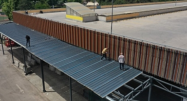 Pazar sundurmasına panel montajı yapılıyor