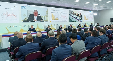 Rosneft CEO'su küresel ihtiyaçları karşılamak için dengeli bir enerji geçişini destekliyor