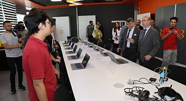 Selçuklu Belediyesi Gelişim ve Teknoloji Akademisi’nde eğitim alan kursiyerler bir yıl boyunca birbirinden güzel eserler ortaya çıkardı