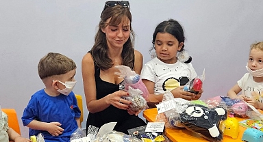 Ünlü oyuncu Aslıhan Malbora tedavi gören çocuklara bayram için 