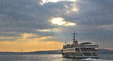 AKOM, İstanbul’da aralıklarla başlayan yağışların ilerleyen saatlerde şiddetini arttırarak il geneline yayılacağını açıkladı