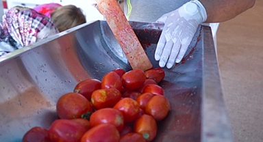 Ayvalık Belediyesi Üretim ve Pazarlama Kooperatifi, Ayvalıklı kadınlar için ücretsiz geleneksel uygulamalarından olan ve kadınların hayatını kolaylaştıracak salça makinesini mahallelere ulaştırıyor
