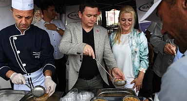 Başkan Aydın, vatandaşlara aşure dağıttı