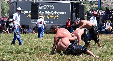 Başkan Böcek Alanya Gökbel Yağlı Pehlivan Güreşleri'nde