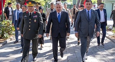 Başkan Tugay’dan şehitlerin kabrine karanfil