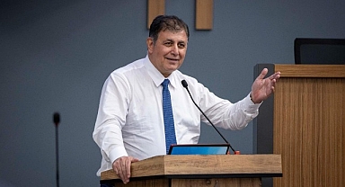 Başkan Tugay, salon ışıklarını kapattırarak konuştu “İklim krizine karşı yeni stratejiler belirlemek zorundayız”