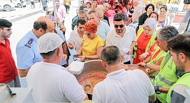 Bayraklı'da aşure bereketi 4 noktada 4 bin kişi ile paylaşıldı