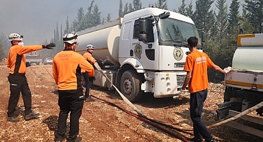 Buca Belediyesi ekipleri Başkan Duman’ın yönetiminde sabaha kadar yangına müdahale etti