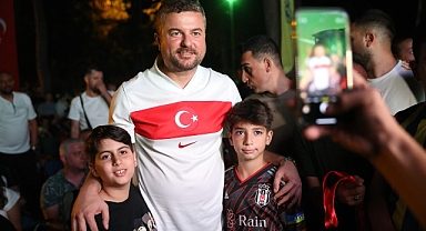 Buca’da millî maç coşkusu Hasanağa Bahçesi’ne sığmadı