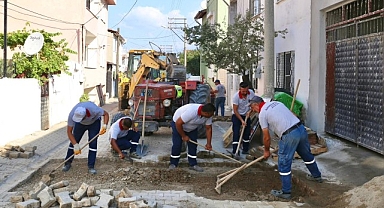 Burhaniye Belediyesi Fen İşleri Müdürlüğü ekipleri, ilçe genelinde yol çalışmalarına aralıksız devam ediyor