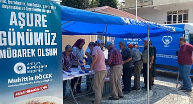 Büyükşehir Belediyesi'nin aşure ikramları sürüyor