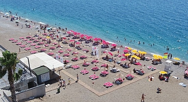 Büyükşehir Belediyesi'nin Konyaaltı Sahili'ndeki ikinci halk plajı hizmette