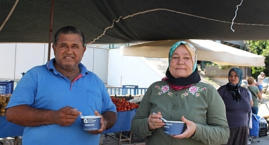 Büyükşehir Belediyesi önünde aşure ikramı