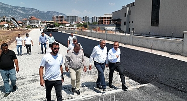 Büyükşehir'den Döşemealtı Devlet Hastanesi yoluna sıcak asfalt