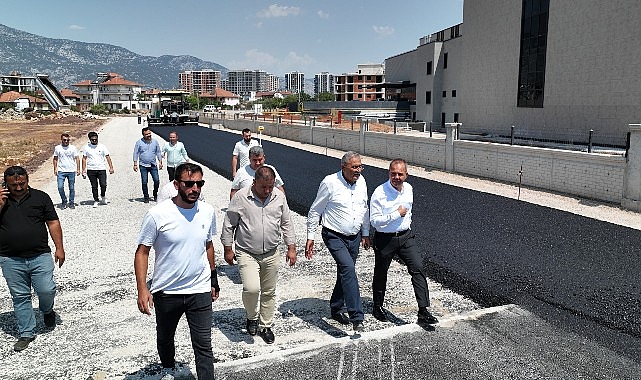 Büyükşehir'den Döşemealtı Devlet Hastanesi yoluna sıcak asfalt