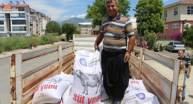  Büyükşehir'den Gazipaşa ve Elmalılı üreticilere yem desteği 