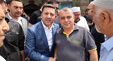 Cuma Namazını restorasyon çalışmaları tamamlanan Aşağı Bekdik Camii’nde kılan Nevşehir Belediye Başkanı Rasim Arı, namaz sonrasında aşure dağıtımına katıldı