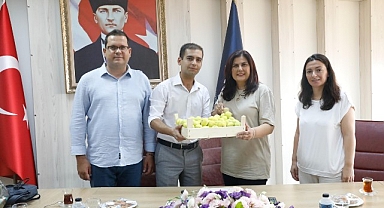 Cumhuriyet Halk Partisi Kuyucak İlçe Başkanı Özgür Yöreli ve ilçe yönetimi, Aydın Büyükşehir Belediye Başkanı Özlem Çerçioğlu'na nezaket ziyaretinde bulundu