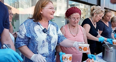 Didim Belediye Başkanı Hatice Gençay, Muharrem ayı dolayısıyla Cumhuriyet Halk Partisi Didim İlçe Başkanlığı tarafından düzenlenen Aşure İkramına katıldı