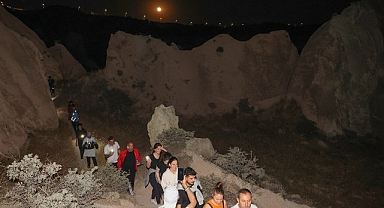 Dolunay yürüyüşü Kızılçukur Vadisi'nde yapıldı