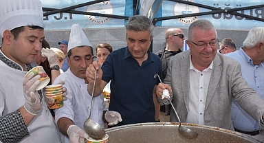 Edremit Belediyesi kentin çeşitli noktalarında aşure hayrı yapıyor