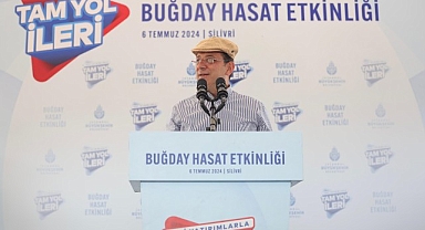 Ekrem İmamoğlu, İstanbul’un iklim ve toprak şartlarına uyumlu yerli buğdayların deneme hasadını, Silivrili çiftçi Ercan Tarladaçalışır ile birlikte yaptı
