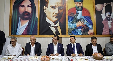 Ekrem İmamoğlu ve Esenyurt Belediye Başkanı Ahmet Özer ile Kıraç Cemevi’nde Alevi vatandaşların Muharrem matemi lokmasına ortak oldu