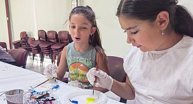 Gölcük Belediyesi kültür-sanat etkinlikleri kapsamında düzenlenen “Kültürümü Tanıyorum Eğlenerek Öğreniyorum” etkinlikte gençler, geleneksel sanatları eğlenerek öğrendiler