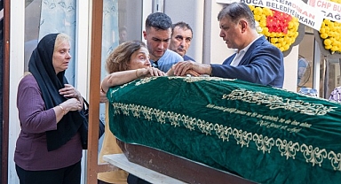 İzmir Büyükşehir Belediye Başkanı Dr. Cemil Tugay, Alsancak’ta elektrik akımına kapılarak hayata gözlerini yuman İnanç Öktemay’ın cenazesine katıldı