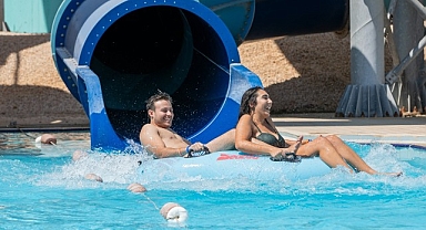 İzmir Büyükşehir Belediyesi öncülük etti Oasis Aquapark Çeşme kapılarını gençlere açtı