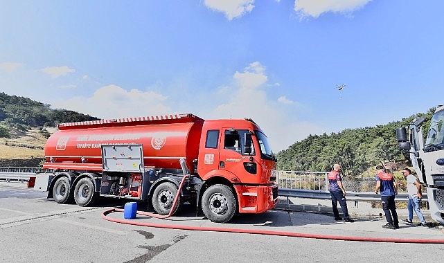 İzmir İtfaiyesi Bornova'daki yangına müdahale ediyor