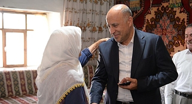 Kahramankazan Belediye Başkan Yardımcısı Cemal Öztürk, İçören Mahallesi'nde yaşayan ulu çınarları ziyaret etti