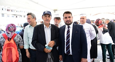 Kahramankazan Belediye Başkanı Selim Çırpanoğlu, paylaşmanın sembolü olan Aşure Günü'nde vatandaşlar ile bir araya geldi