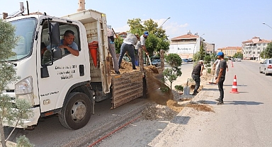 Karaman Belediyesi, Zeytin Dalı Bulvarı'nın valilik kısmında trafik güvenliğini ve akışını rahatlatmak için orta refüj düzenlemesi yapıyor