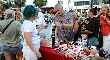 Karşıyaka Çarşısı ‘El Emeği Gece Pazarı’ ile şenlendi 