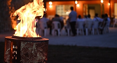 Kartepe Belediyesi’nin yaz etkinlikleri kapsamında düzenlenen ‘Bir Gençlik ve Gelişim Kampı’ nda kamp ateşi yandı