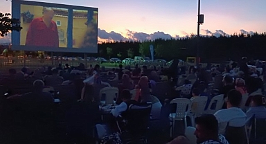 Kartepe Belediyesi tarafından geleneksel hale getirilen “Yazlık Sinema Günleri” “Bursa Bülbülü” komedi filmiyle sezonu açtı