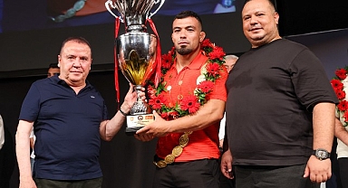 Kırkpınar Başpehlivanı Yusuf Can Zeybek'e coşkulu karşılama 