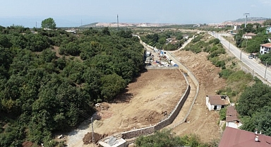 Kocaeli Büyükşehir Belediyesi İSU Genel Müdürlüğü tarafından Körfez ilçesi Hereke bölgesinde başlatılan dere ıslah çalışması hızla devam ediyor