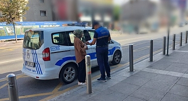 Kocaeli Büyükşehir Belediyesi Zabıtası, KPSS’ye geç kalan öğrencileri okullarına yetiştirdi