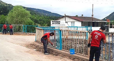 Kocaeli’de köprü korkulukları boyanıyor